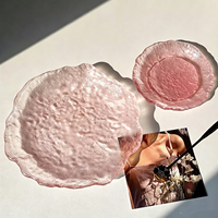 Roze onregelmatige dessertbord in Scandinavische stijl, Instagram-geïnspireerd design, exquisiete, verfijnde glazen schaal voor fruit, gebak en zoetigheden, voor thuis.