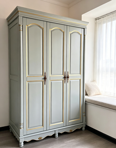 Armoire de luxe en bois massif avec finition dorée, 3 portes, panneaux courbes et base sculptée, pour chambre principale de style farmhouse - Product Image 2