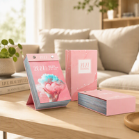 Calendrier de bureau à pages détachables rose rêveur, calendrier de table artistique romantique personnalisé, calendrier de bureau quotidien à feuilles simples avec boîte cadeau