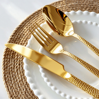 Ensemble de couverts de luxe en or avec manche martelé, idéal pour les événements de restauration, les hôtels, les complexes hôteliers et les tables de haute cuisine