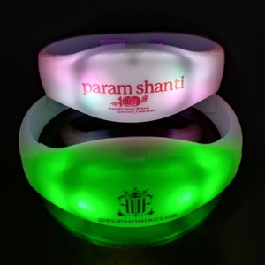 Pulsera intermitente LED 2023 con controlador DMX Pulsera elegante para graduación Ramadán <span class=keywords><strong>Acción</strong></span> <span class=keywords><strong>de</strong></span> <span class=keywords><strong>Gracias</strong></span> <span class=keywords><strong>Día</strong></span> <span class=keywords><strong>de</strong></span> San Valentín - Product Image 2
