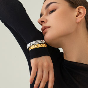 Brazalete Ancho Martillado con Pavé VEROMCA de Acero Inoxidable Chapado en Oro de 18K con PVD, Joyería de Moda para Mujer - Product Image 5