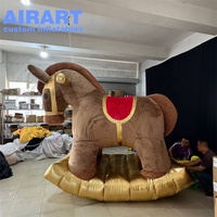 Jouet gonflable personnalisé de cheval de style dessin animé, ballon gonflable de cheval de jouet de tissu de peluche pour la partie de Noël