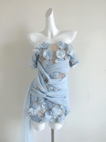 Robe de cocktail mini moulante asymétrique A12614 avec broderies florales, épaules dénudées et détails en maille croisée