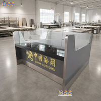 Comptoir d'immigration et de douane aéroportuaire en pierre artificielle noire, comptoir de contrôle des passeports, comptoir de service public aéroportuaire