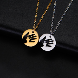 Collana con ciondolo rotonda in acciaio inossidabile personalizzata a mano in mano collana girocollo placcata in oro 18K gioielli per bambini mamma e famiglia regali - Product Image 1