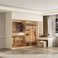 Armoires coulissantes modernes sur mesure avec coiffeuse et dressing intégré