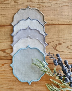 Serviettes brodées en mélange de lin et de coton de qualité supérieure avec bords festonnés et napperons Wave Design Set de table décoratif de luxe - Product Image 6