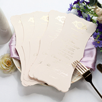Tarjetas de menú de boda con estampado de oro personalizado de forma única 2025 con logotipo personalizado y texto para decoración de mesa de boda