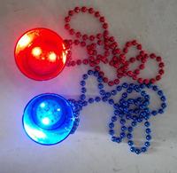 Zhongda Décorations de fête rougeoyantes Led Light up Collier clignotant Fête Tasse à vin en plastique Collier d'ampoule