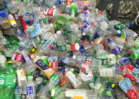 Recyclage des déchets plastiques post-consommation écologiques, flocons de bouteilles en plastique