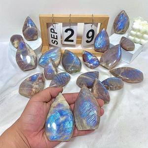 Pierre de cristal de lune bleue de style bohème en gros, forme libre, tendance de la mode pour la décoration intérieure unique, autres artisanats en cristal pour les fêtes - Product Image 5
