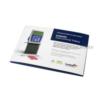 Impression d'une carte d'écran LCD avec trois cartes de visite vidéo pliées pour le courrier et une livret vidéo pour la présentation.