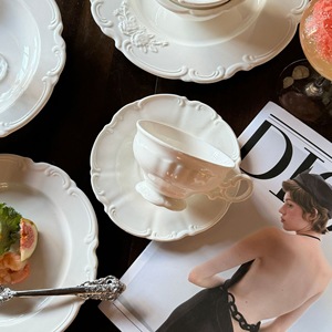 Set di Piatti, Ciotole, Tazze e Piattini in Ceramica Francese con Decorazioni in Rilievo a Rosa, Ecologico e Riutilizzabile per Cene Eleganti - Product Image 4