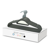 Cintres en velours antidérapants en gros – Cintres en plastique durables et flexibles, colorés, en vrac pour magasins de vêtements