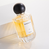 Flacon de parfum de luxe 100 ml en verre transparent texturé à lignes verticales, avec vaporisateur et couvercle magnétique
