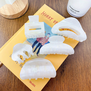 للبيع بالجملة أداة تصفيف الشعر من الأكريليك الأبيض وكبير المشبك ، ساحرة بلون واحد ، صغيرة الحجم ، مشابك الشعر ، أداة تصفيف الشعر - Product Image 1