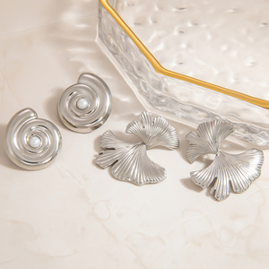 ต่างหูแบบติดหู ดีไซน์ใบแปะก๊วยประดับมุก วัสดุสแตนเลส สำหรับผู้หญิง เครื่องประดับแฟชั่น ของขวัญ - Product Image 1