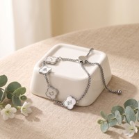 Nouveau style, bracelet à lettres très tendance, personnalisé en acier inoxydable plaqué or, avec pendentif trèfle et initiale, pour femme