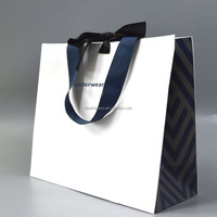 Sac cadeau boutique de luxe personnalisé avec anse ruban sacs cadeau en papier gaufré