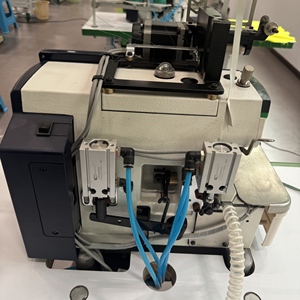 Nueva Máquina de Coser Overlock Industrial de Alta Velocidad S6-4AT-PUT/SD, Cama Plana, Alimentación Automática de Cinta Elástica, Construcción Metálica - Product Image 4