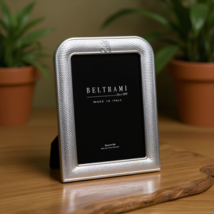 Cadre photo rectangulaire vertical élégant en argent plaqué, fait main par Beltrami, avec structure en bois, fabriqué en Italie, pour la décoration de la maison - Product Image 3