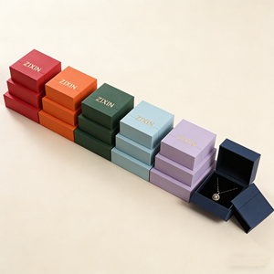 Boîtes cadeaux en papier carrées en plastique luxueuses, couleur corail sauge, rangement élégant pour bibelots, ornées d'un logo doré - Product Image 5