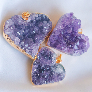 قلادة قلب من الجمشت الطبيعي مع حافة مطلية بالذهب، عنقية كريستال مصقولة فاخرة للنساء مصنوعة يدويًا - Product Image 5