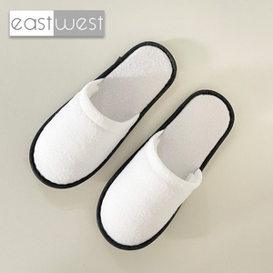 Vente en gros de pantoufles est-ouest de bonne qualité pour hommes pantoufles dormeuses noir pour hôtels Logo personnalisé pour femmes pantoufles d'été pour la sieste - Product Image 4