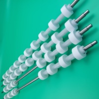 Système de rouleaux de convoyeur personnalisé en PTFE flexible avec arbre en acier inoxydable et engrenage pour machine industrielle de fabrication de circuits imprimés