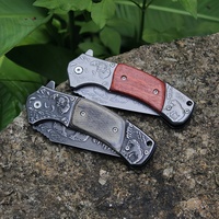 Couteau pliant à motif classique en relief pour l'extérieur Manche en bois Camping Survie Couteau de poche tactique avec clip de ceinture