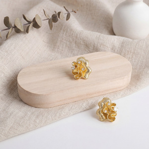 Boucles d'oreilles en diamant, or 18 carats, design pétale, pour un usage quotidien - Product Image 4
