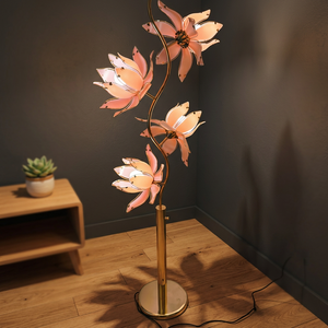 Lampadaire Viral Lotus 4 lumières, tige en fer et abat-jour en verre en forme de fleur, base E26, lampe sur pied florale de luxe pour la décoration intérieure - Product Image 2