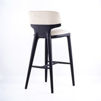 Tabouret de bar moderne en tissu léger rembourré, avec dossier incurvé et structure en bois massif