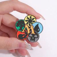 Broche Thème Jeu de Cartes Magique Cinq Éléments Anime Cartoon – Broche Colorée pour Décoration de Tenue – Vente en Gros