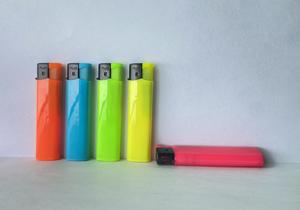 Briquet électro rechargeable résistant aux enfants en gros d'usine pour <span class=keywords><strong>cigarette</strong></span> en plastique avec des couleurs fantaisie - Product Image 3