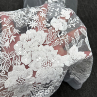 Tissu en dentelle de tulle brodé de sequins floraux en cascade blanc GCW-AU120610 pour robe de mariée