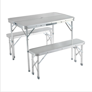 Nieuwe Draagbare <span class=keywords><strong>Outdoor</strong></span> Aluminium Vouwen Picknick Camping Tafel Groothandel Factory Custom Logo Opvouwbare Tafels Met 2 Bench Stoelen