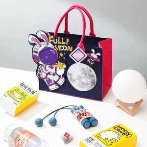 Sac organisateur portable en tissu feutré avec fenêtre transparente en PE pour la publicité de rue, le shopping ou comme cadeau promotionnel pour les fêtes - Product Image 2