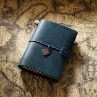 Carnet de voyage NAG16 en cuir Crazy Horse fait main, à feuilles mobiles, sans reliure, décorations suspendues aléatoires, cadeau, vente en gros