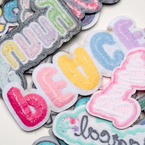 Apliques Bordados Termocolantes com Letras em Inglês: OMG, LOVE, JESUS, PEACE, YES, <span class=keywords><strong>COOL</strong></span>, SWEET para Jaquetas, Calças <span class=keywords><strong>Jeans</strong></span>, Bonés e Bolsas - Product Image 3