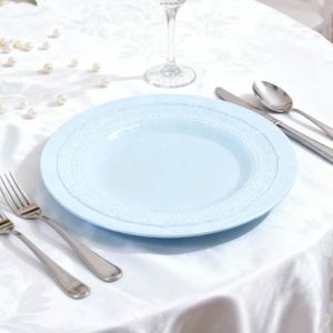 Magnifiques assiettes de présentation en porcelaine fine, bleu pur, avec bordure en dentelle et motif végétal, durables et écologiques, pour dîner de mariage - Product Image 2