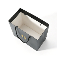 Sac en papier biodégradable personnalisé pour vêtements de vente au détail, avec design gaufré, jetable, recyclable, pour emballage cadeau