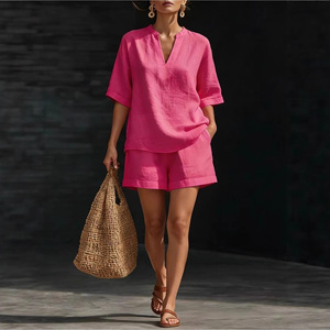 Conjunto de dos piezas para mujer con cuello en V, top de manga corta holgado y pantalones cortos, atuendo casual de verano de poliéster/algodón con diseño calado - Product Image 3