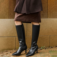 Bottines longues en cuir de vachette mat minimaliste avec effet sculptant pour un style de ville, talon fin noir, longueur genou, pour femmes