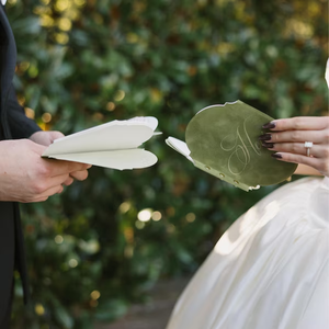 Carnet de Vœux de Mariage de Luxe Personnalisé en Coton Premium 300 g/m² avec 4 Pages Intérieures Vides et Couverture en Velours pour Lui et Elle - Product Image 2