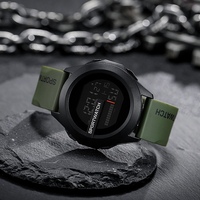 Montre de sport numérique de style tactique, bracelet en caoutchouc multicolore, date, alarme, design durable pour les aventures extrêmes en plein air, pour hommes