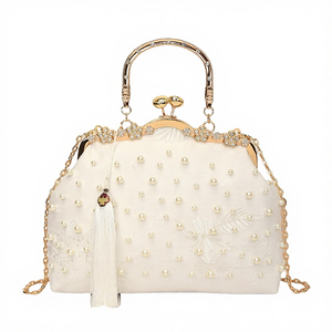 Bolso de Noche para Mujer de Poliéster Suave de Alta Calidad con Diseño de Conchas, Decoraciones de Perlas y Correa de Cadena. Modelo 3011 - Product Image 1