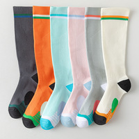 Chaussettes de compression musculaire antidérapantes pour femmes, idéales pour la course, le yoga et la corde à sauter, avec tube de compression de la cheville et absorption des chocs