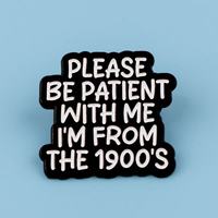 En gros, Pin's en émail métallique classique noir et blanc avec citation, en alliage, pour vêtements et accessoires de sac à dos, également utilisable comme broche ou badge souvenir